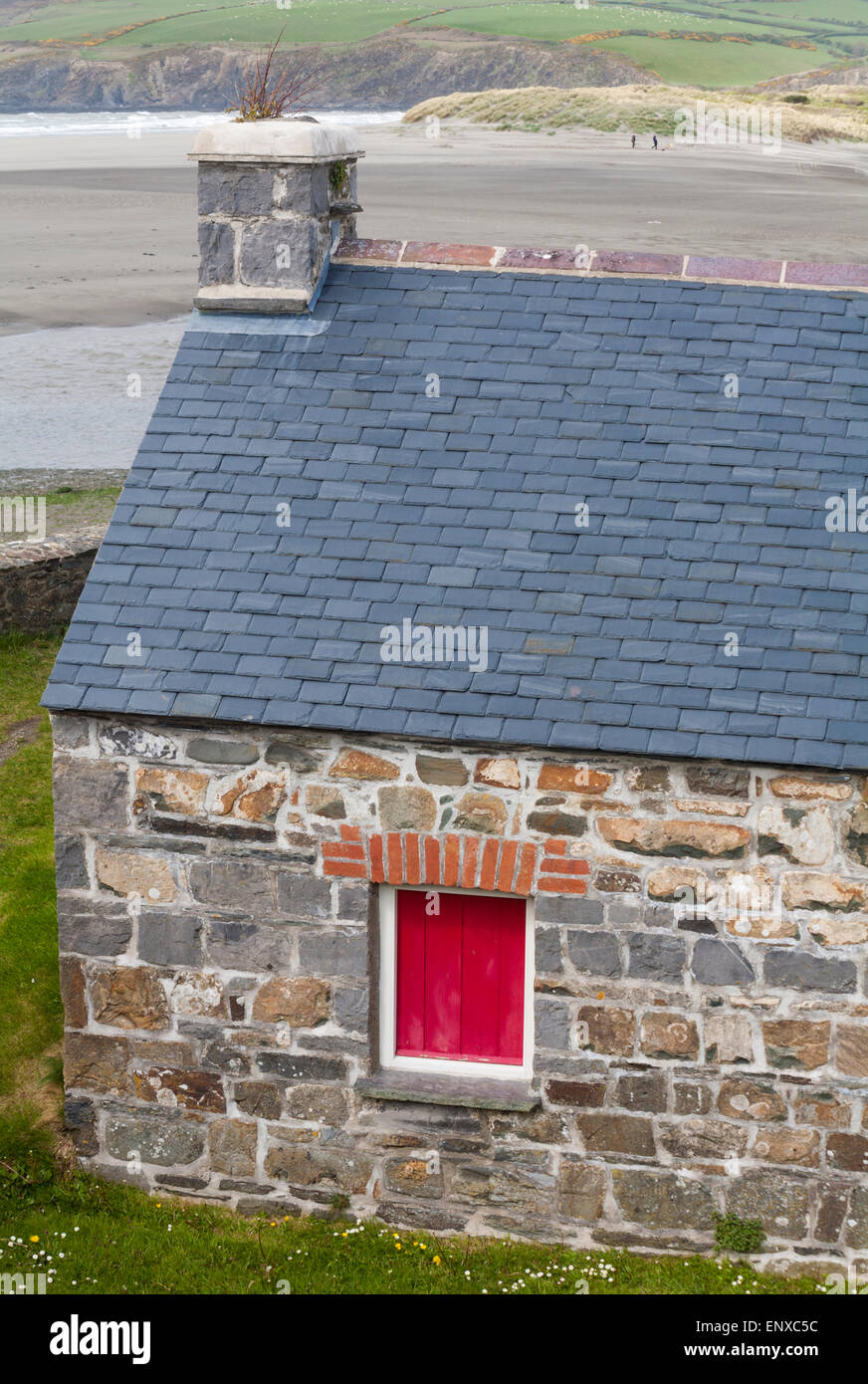 Cottage al Parrog all'estremità meridionale di Newport Beach, Pembrokeshire Coast National Park, Galles UK nel mese di maggio Foto Stock