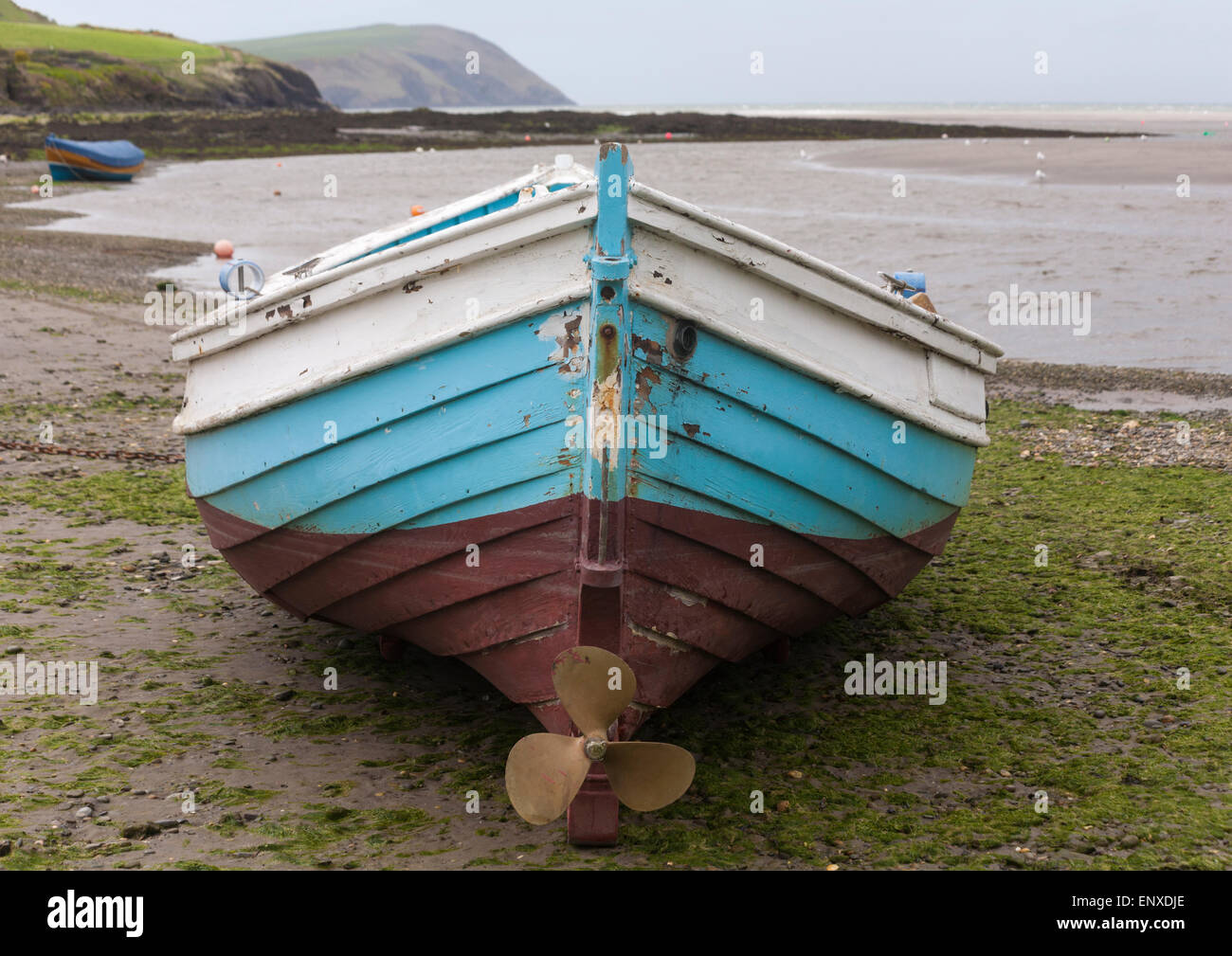 Barca e spiaggia al Parrog, all'estremità meridionale di Newport Beach, Pembrokeshire Coast National Park, Galles UK a maggio Foto Stock