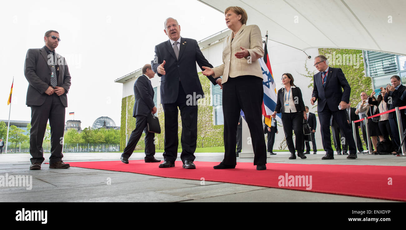 Berlino, Germania. Il 12 maggio 2015. Il cancelliere tedesco Angela Merkel accoglie il Presidente israeliano Reuven Rivlin davanti alla Cancelleria federale a Berlino (Germania), 12 maggio 2015. Rivlin è su una visita di Stato in Germania da domenica 10 maggio a mercoledì 13 maggio 2015. In occasione del cinquantesimo anniversario dell'apertura delle relazioni diplomatiche tra i due paesi il 12 maggio. Foto: BERND VON JUTRCZENKA/dpa/Alamy Live News Foto Stock