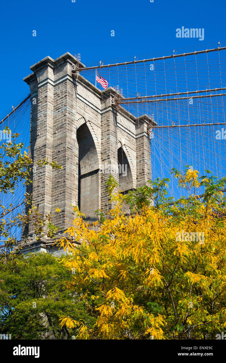 Stati Uniti d'America, nello Stato di New York, New York City, NYC, Ponte di Brooklyn Park, dettaglio di uno della sospensione le torri del ponte contro un cielo blu in colori autunnali. Foto Stock