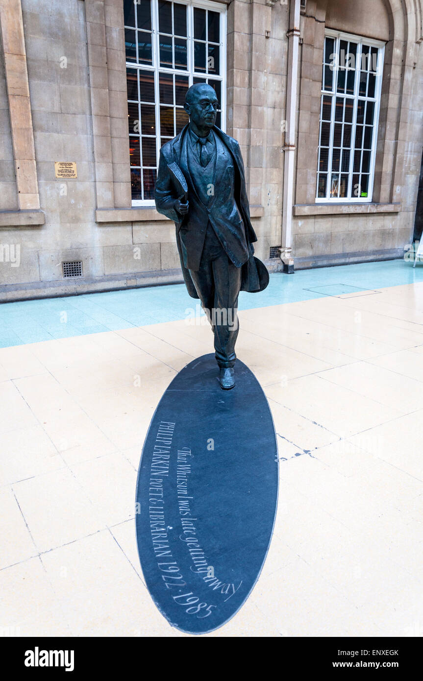 Philip Larkin statua dello scafo la stazione ferroviaria di East Yorkshire Regno Unito Foto Stock