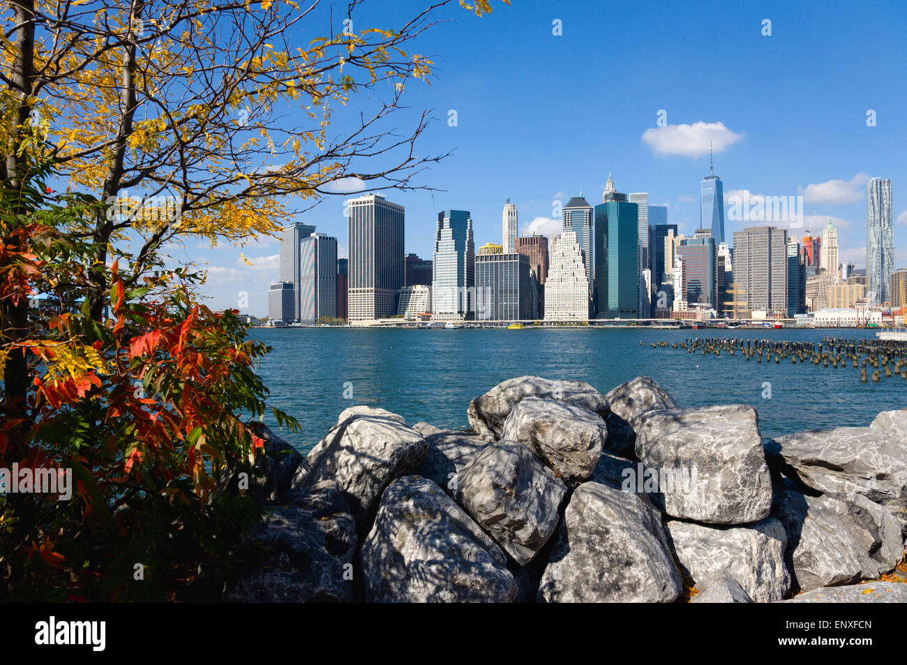 Stati Uniti d'America, nello Stato di New York, New York, NYC, Lower Manhattan financial district skyline e East River visto in autunno dal ponte di Brooklyn Park. Foto Stock