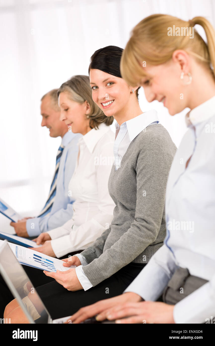 Intervista la gente di affari in attesa relazione di studio Foto Stock