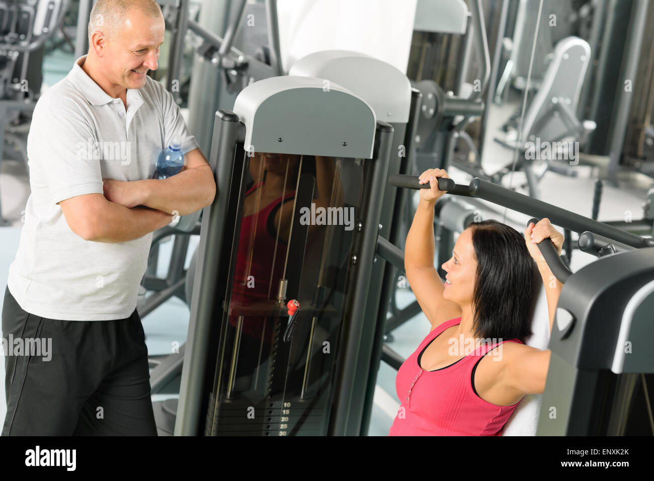 Personal trainer a centro fitness visualizza esercizio Foto Stock