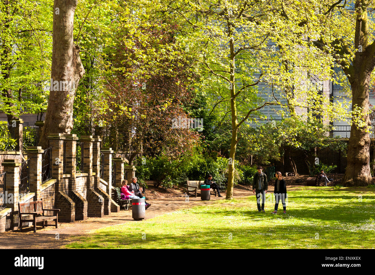 Malet Street Garden Università di Londra REGNO UNITO persone godetevi i giardini Foto Stock