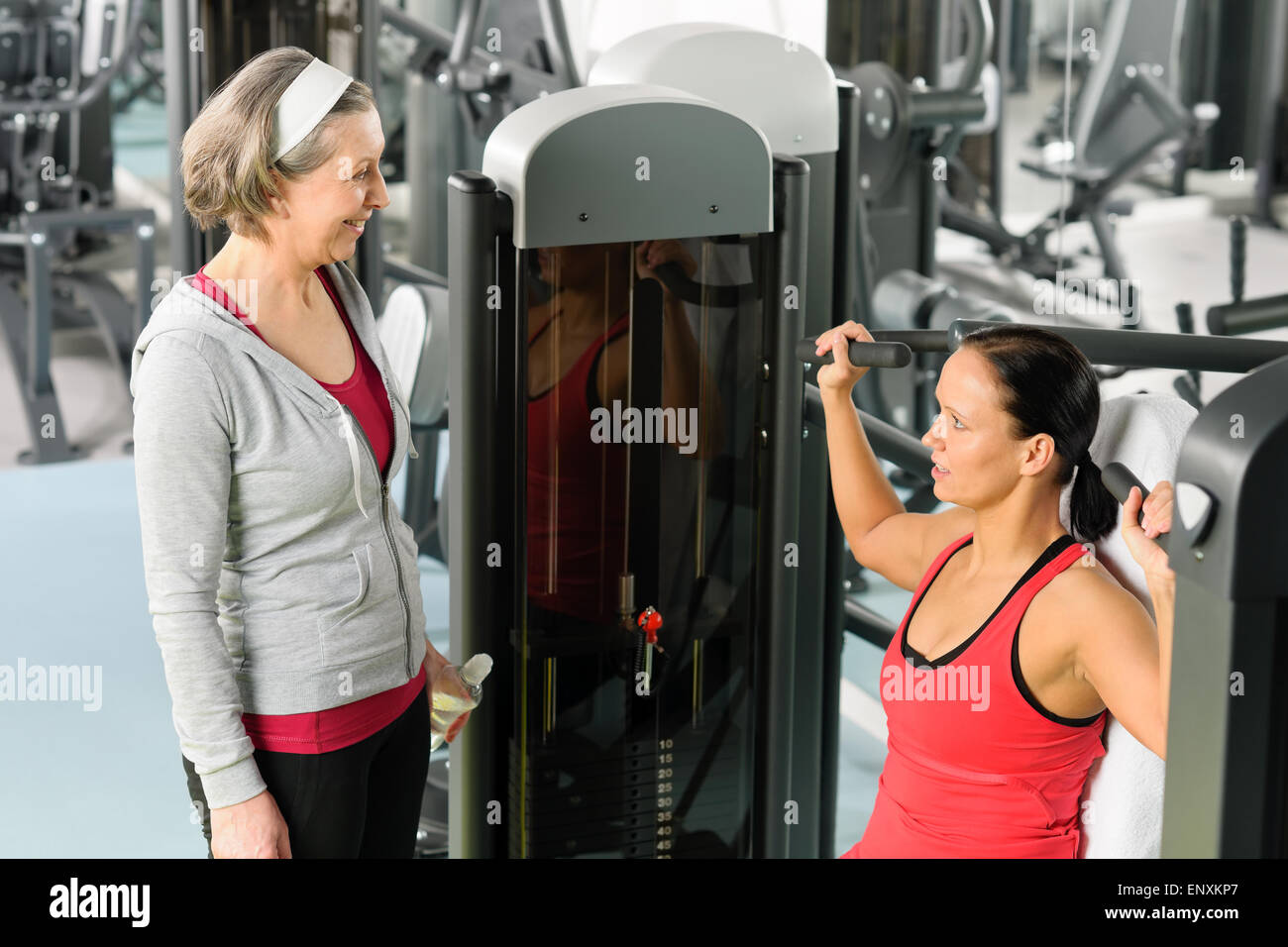 Personal trainer al centro fitness che mostra l'esercizio Foto Stock