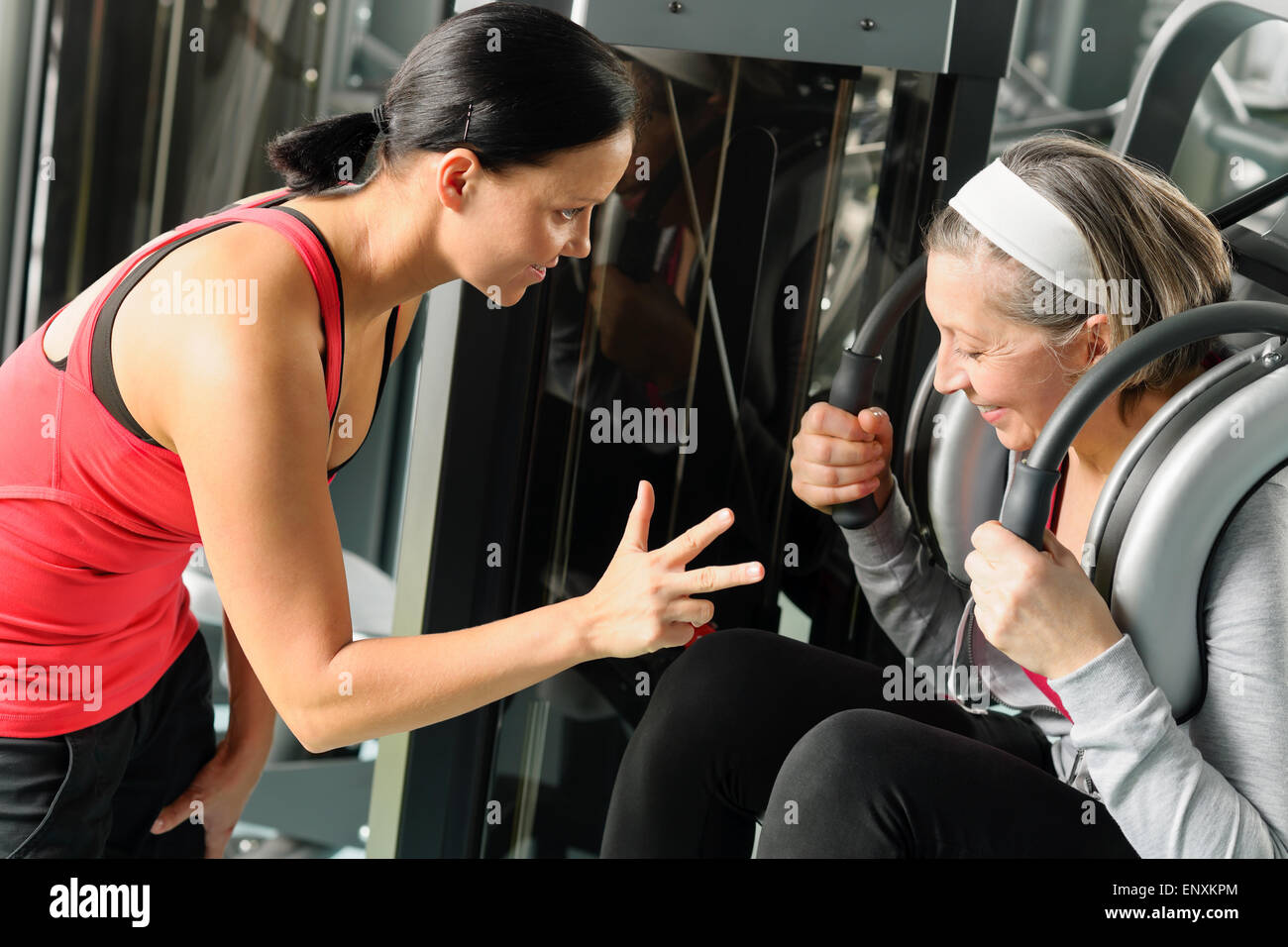 Personal fitness trainer con donna senior di esercizio Foto Stock