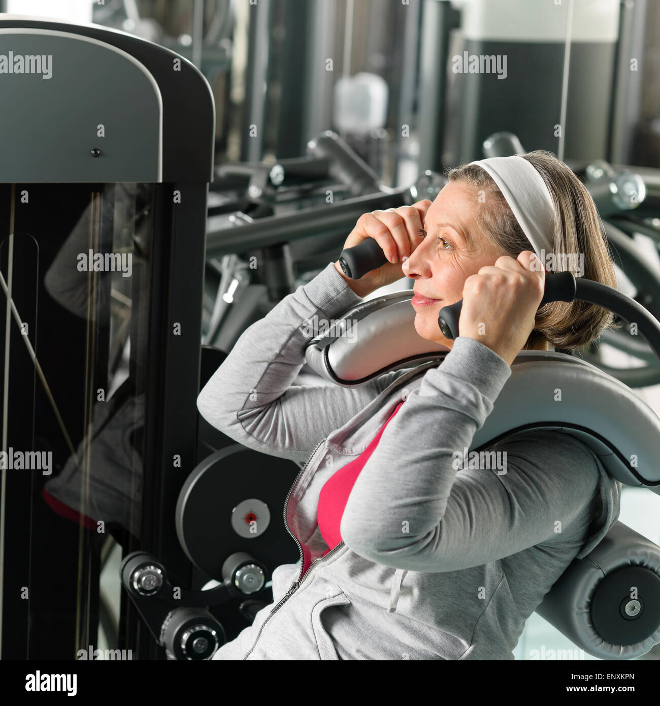 Centro fitness senior donna esercitare i muscoli in abs Foto Stock