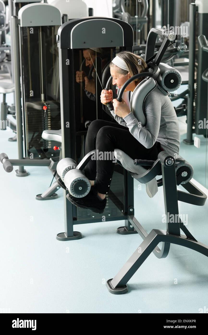 Centro fitness senior donna esercitare i muscoli in abs Foto Stock