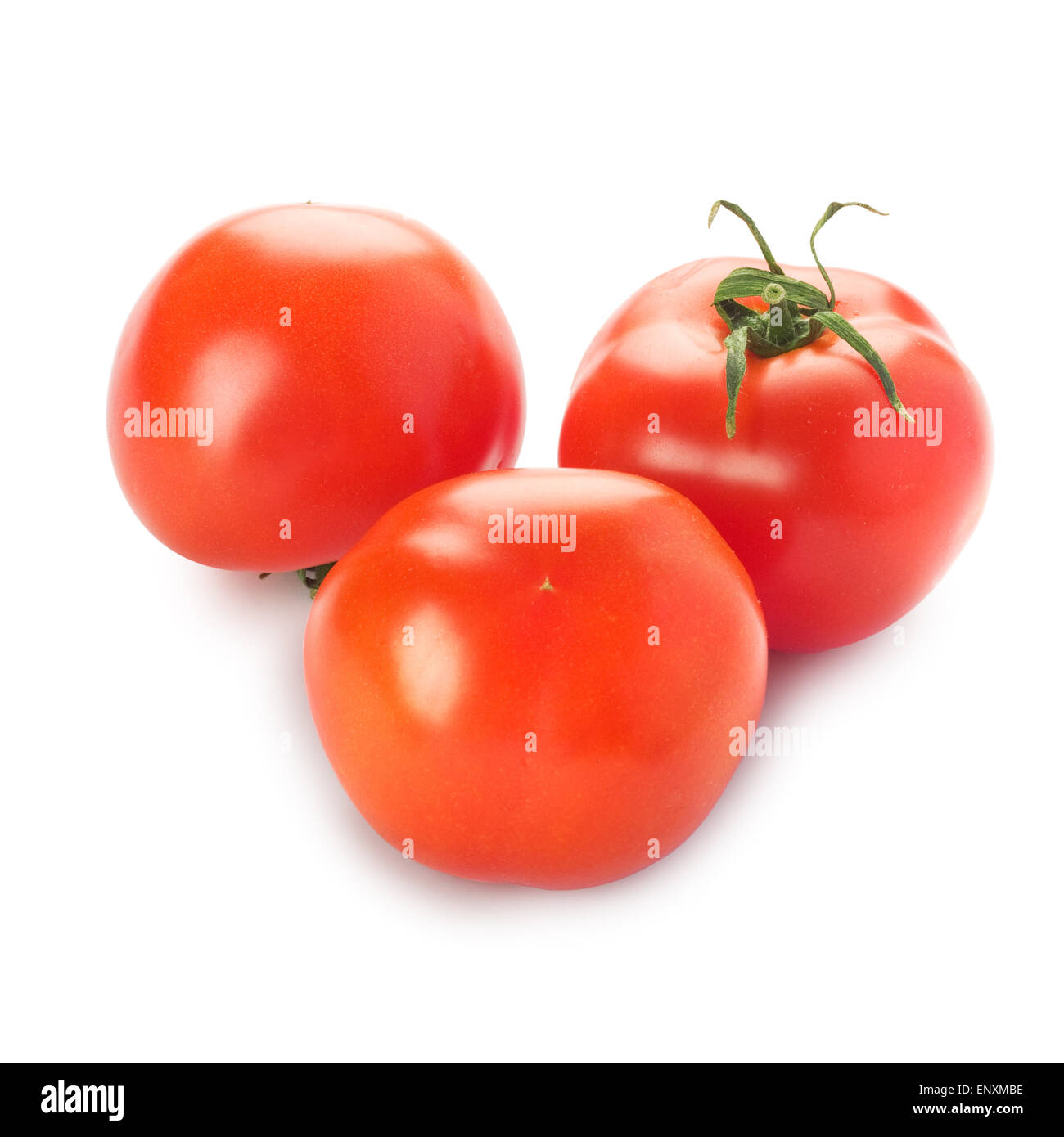 Tre i pomodori con un ramo verde isolato su uno sfondo bianco Foto Stock