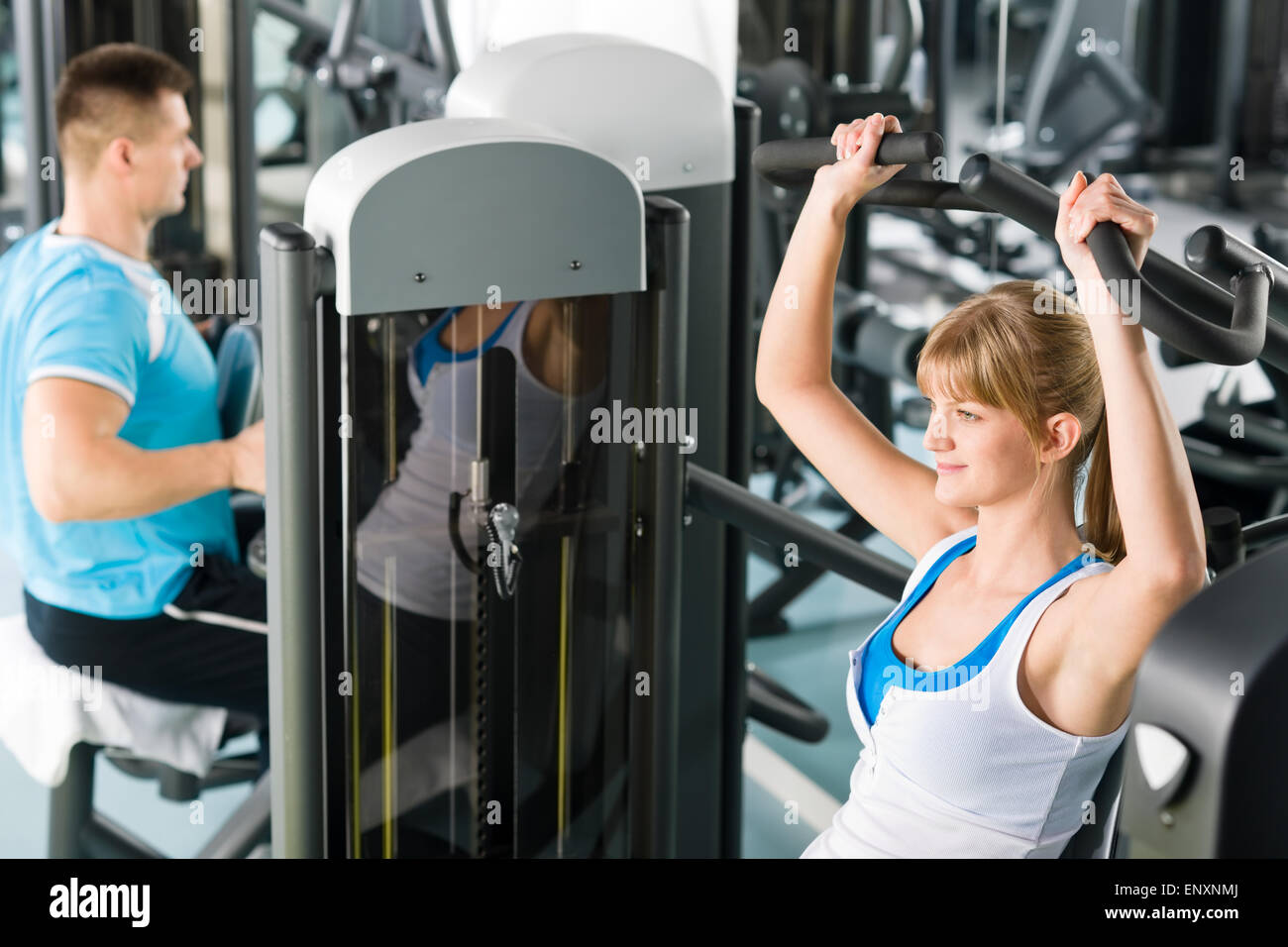 Due persone al centro fitness macchina ginnica Foto Stock