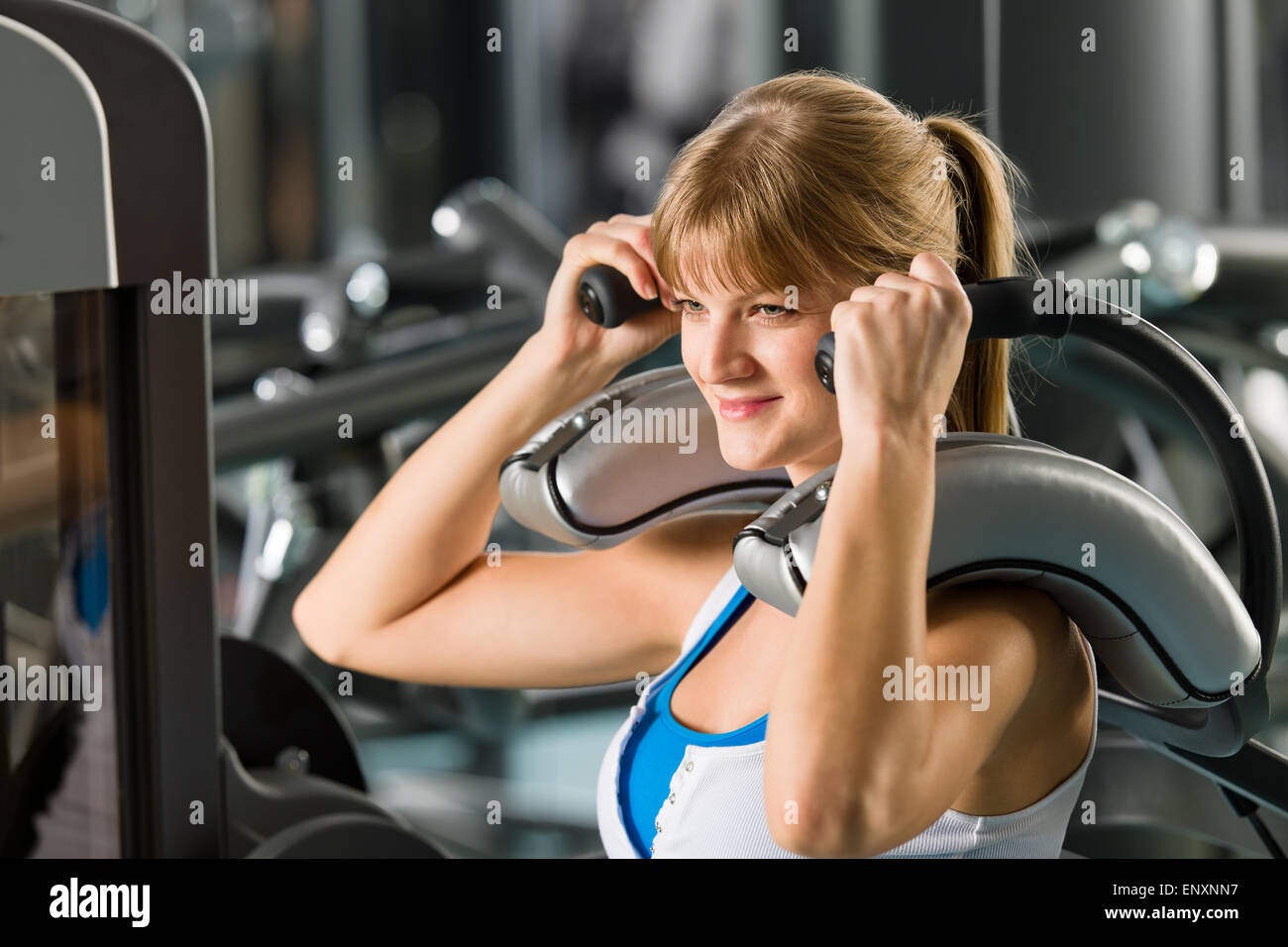 Giovane donna al centro fitness addominali esercizio Foto Stock