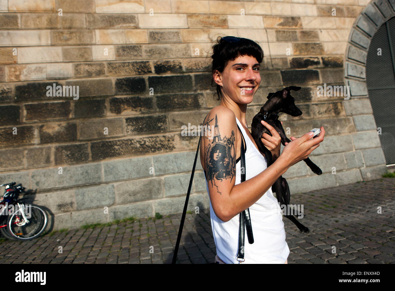 Ragazza con un cane e ritratto di Jim Morrison tatuato sul braccio, Naplavka Prague girl Czech Republic Young Woman dog Foto Stock