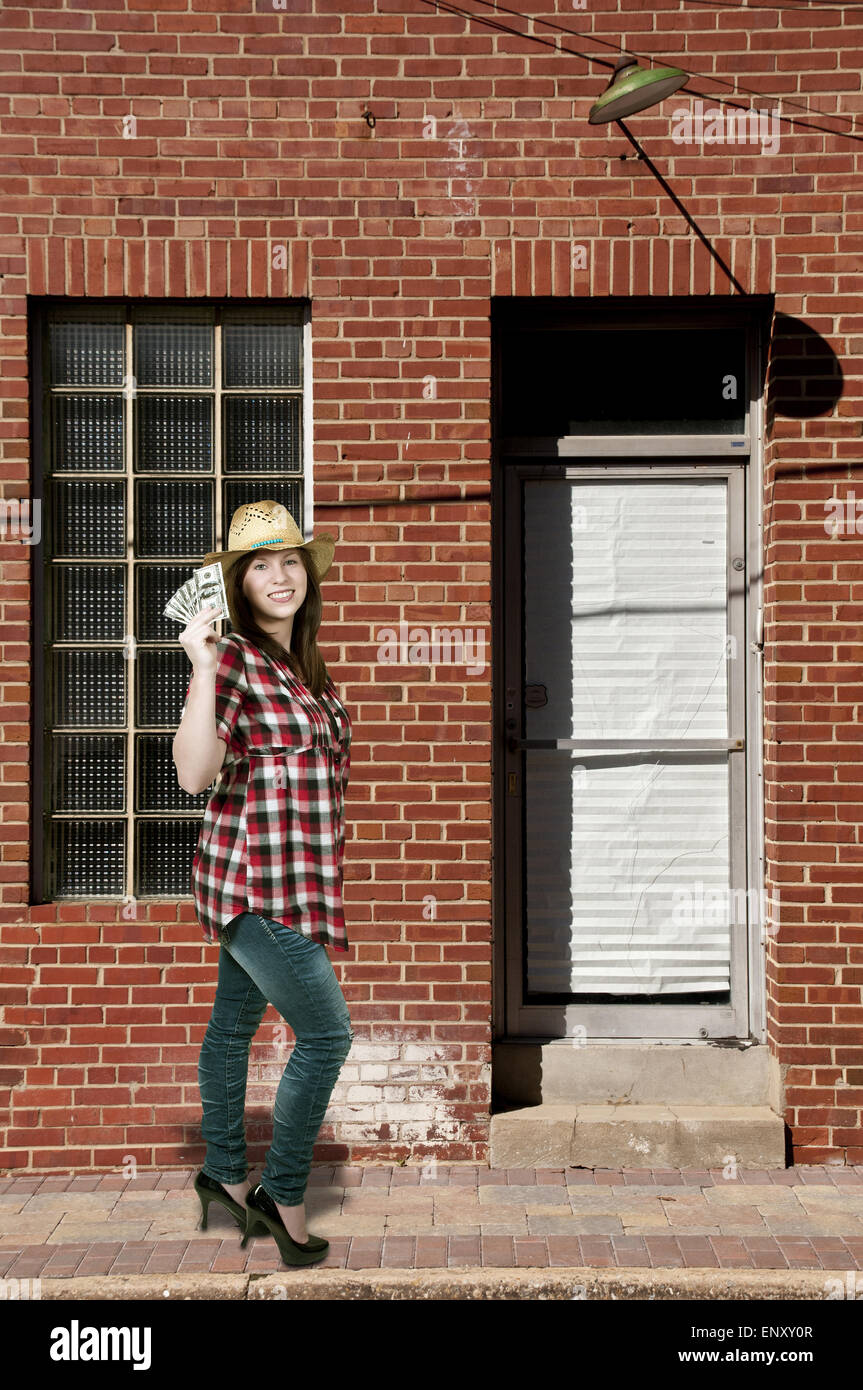 Donna che mantiene 100 fatture del dollaro Foto Stock