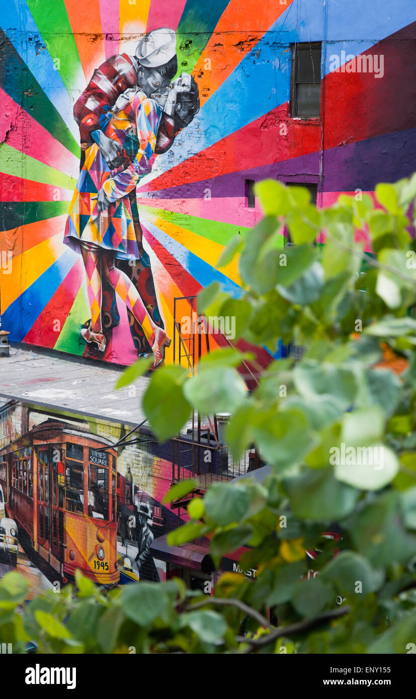 Stati Uniti d'America, New York Manhattan, murale colorato dal brasiliano artista di strada di Kobra raffigurante la fotografia di Alfred Eisenstaedt intitolato V-j giorno in Times Square a fianco della linea alta parco lineare sulla 25th Street. Foto Stock