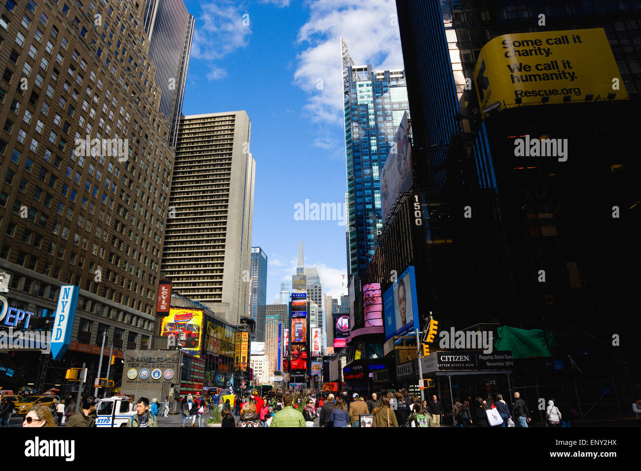 Stati Uniti d'America, New York Manhattan, Times Square, nel quartiere dei teatri con grattacieli che trasportano billboard e video TV pubblicità. Foto Stock