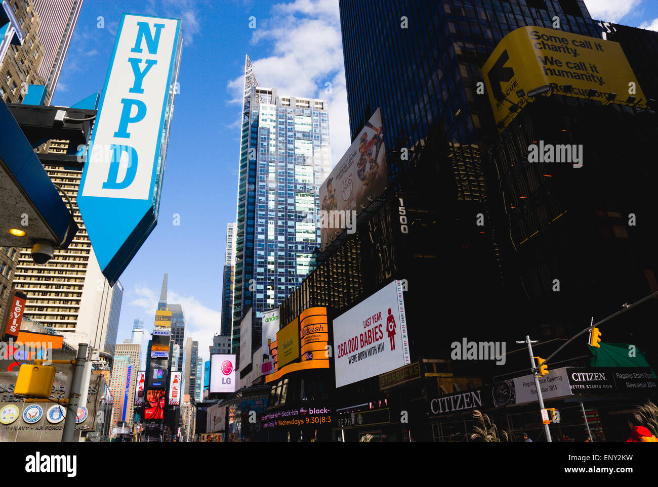 Stati Uniti d'America, New York Manhattan, Times Square, nel quartiere dei teatri con grattacieli che trasportano billboard e video pubblicità TV e un grande segno di NYPD. Foto Stock