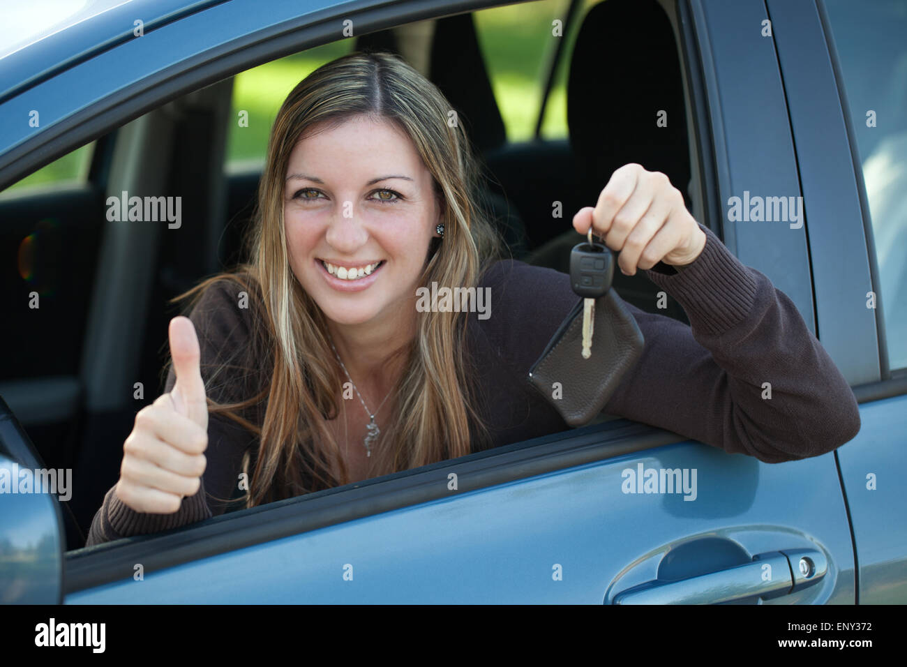 Autofahrerin zeigt den Autoschlüssel Foto Stock