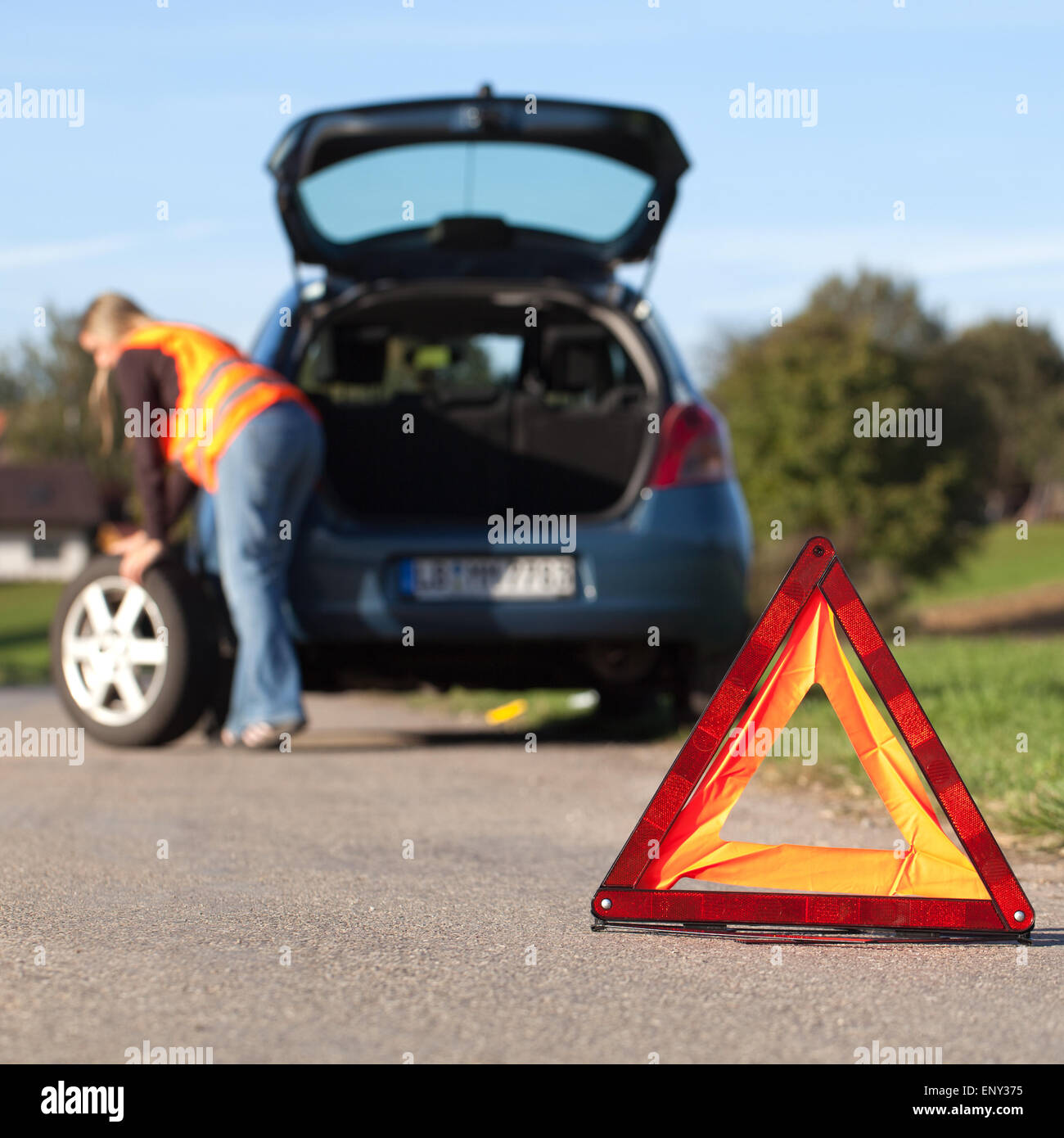 Reifenpanne am Auto Foto Stock
