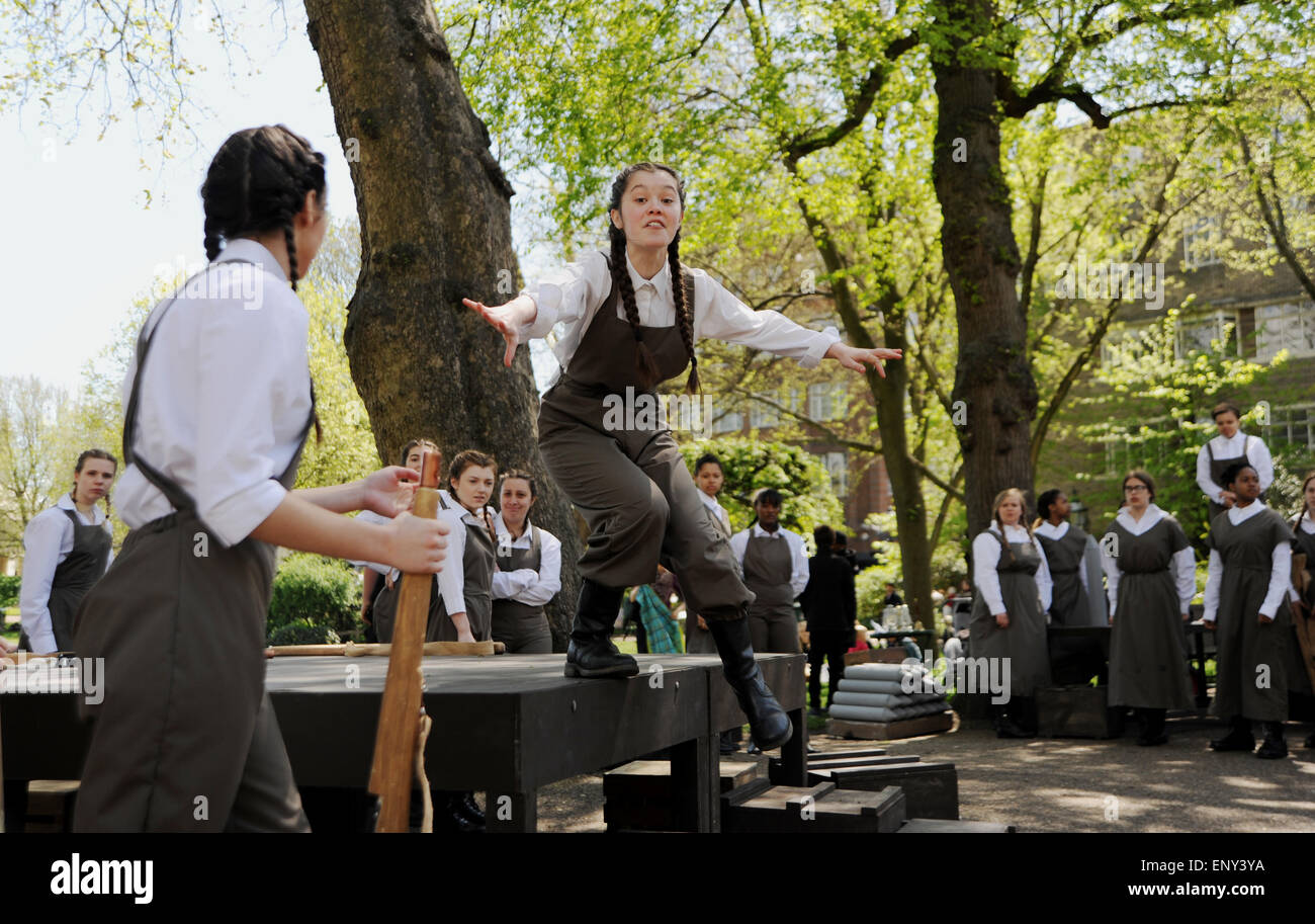 Brighton, Regno Unito. Il 12 maggio 2015. Gli studenti della scuola di BRIT eseguire Shakespeare's Enrico V per un pubblico esterno al Pavilion Gardens Cafe in Brighton oggi come parte del Brighton Fringe Festival 2015 Credit: Simon Dack/Alamy Live News Foto Stock