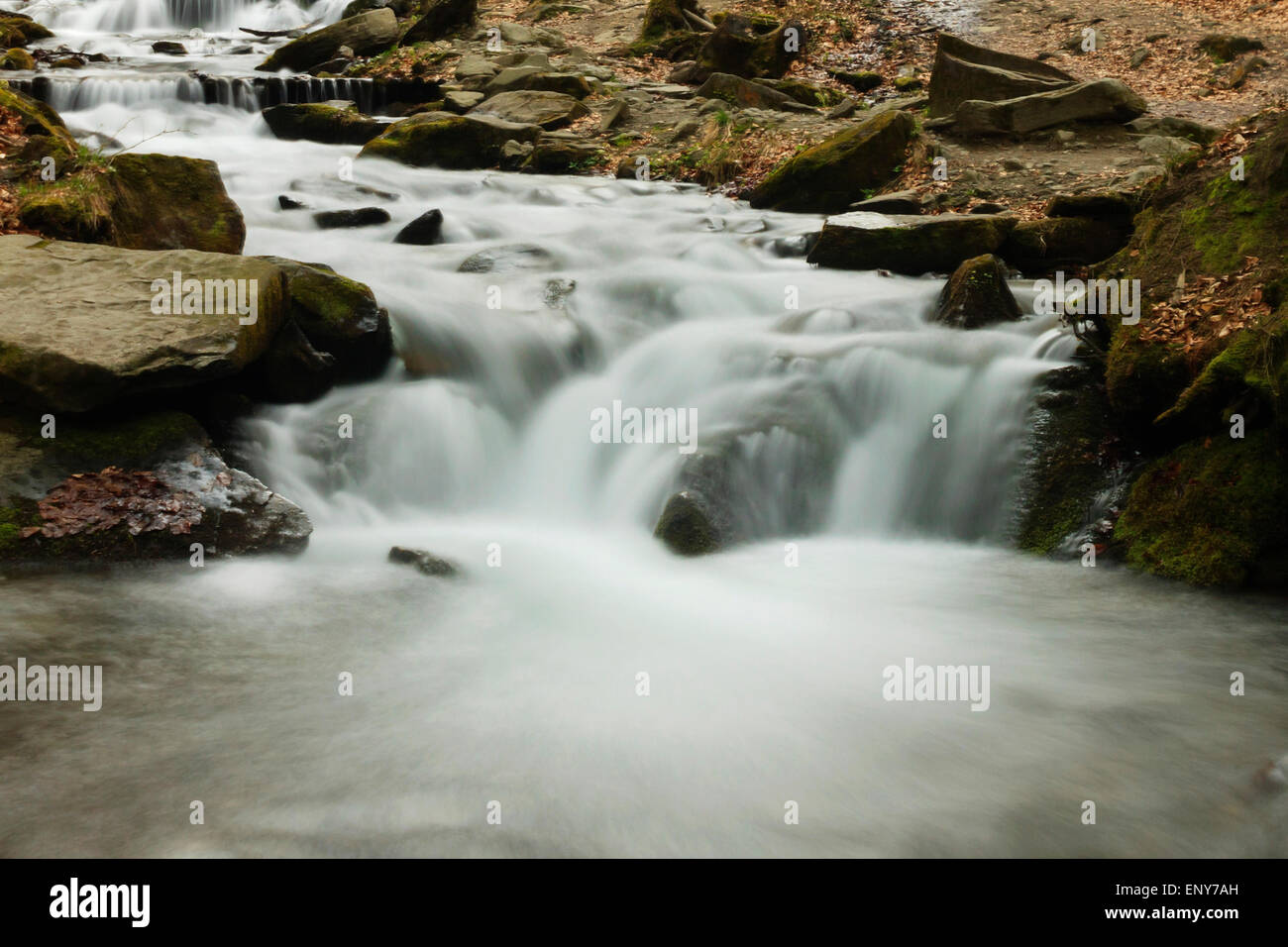 Cascata sul fiume nelle montagne dei Carpazi Foto Stock