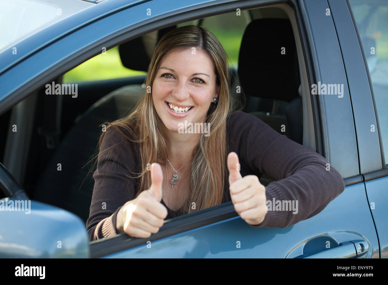 Erfolgreiche Autofahrerin Foto Stock