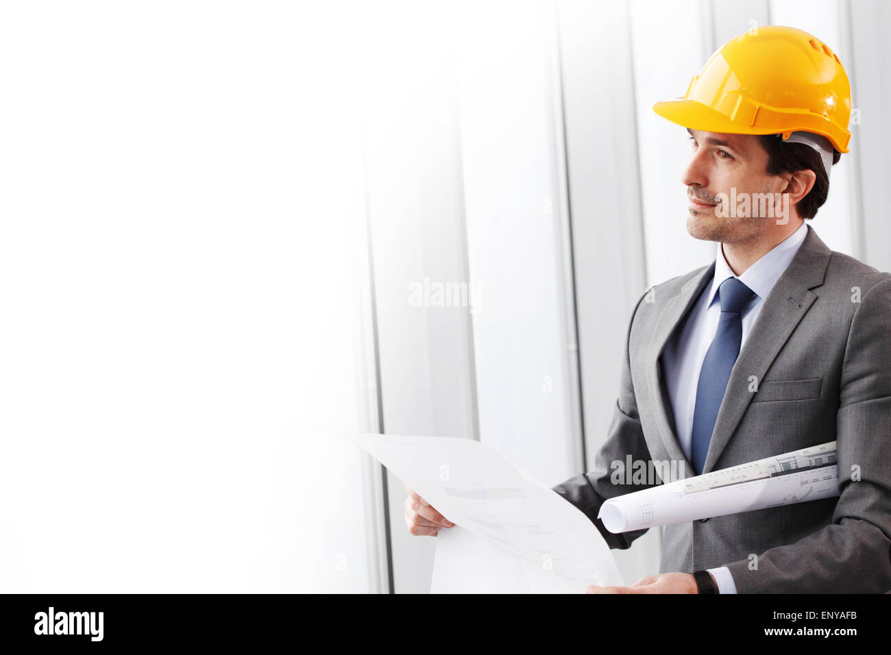 Imprenditore nel casco di costruzione pensando Foto Stock