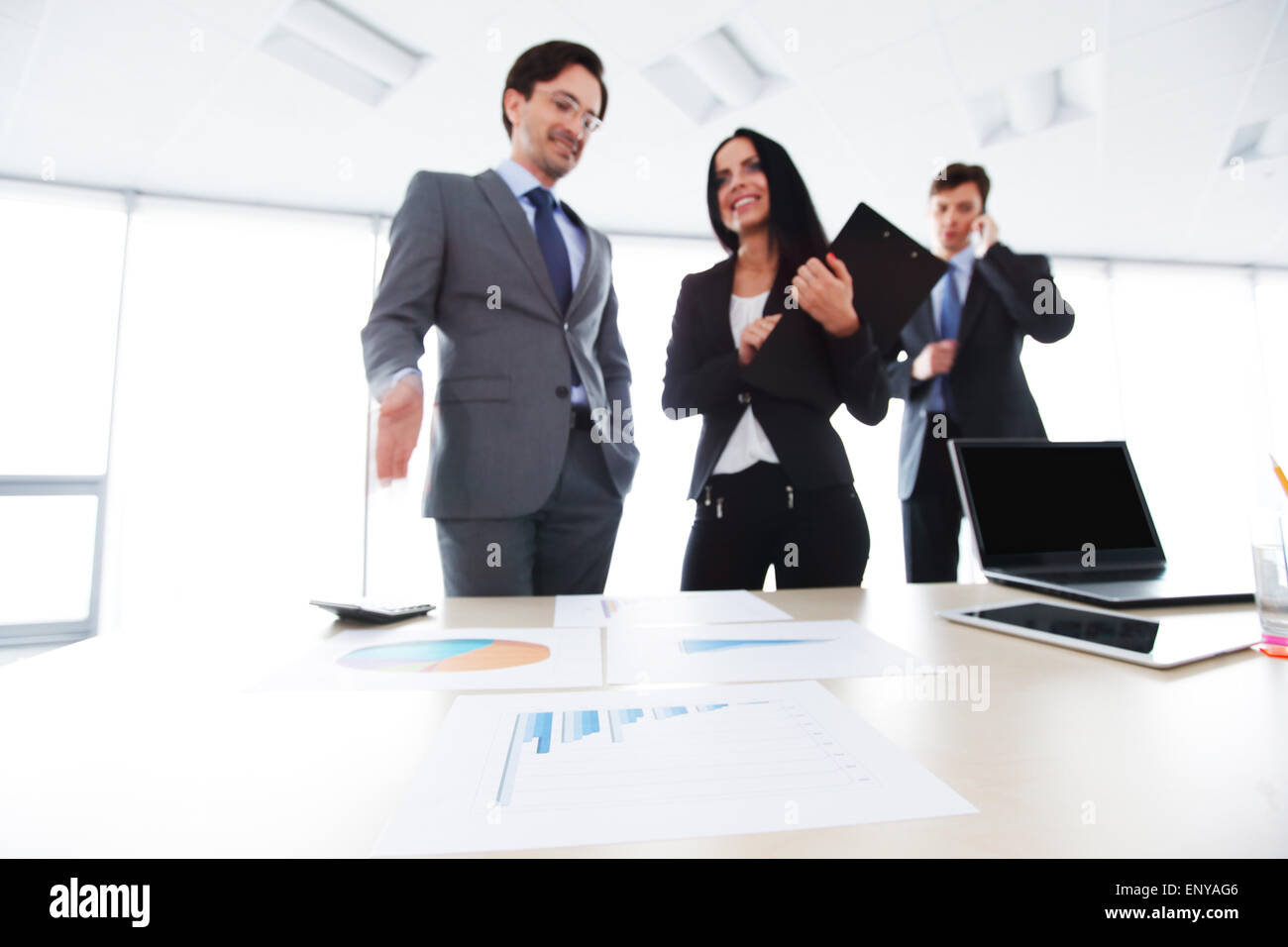 La gente di affari in ufficio dietro la scrivania Foto Stock