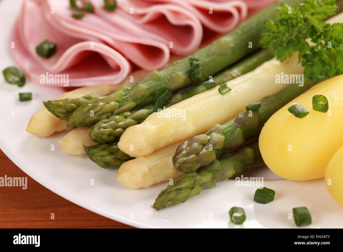 Spargel mit Schinken und Kartoffeln Foto Stock