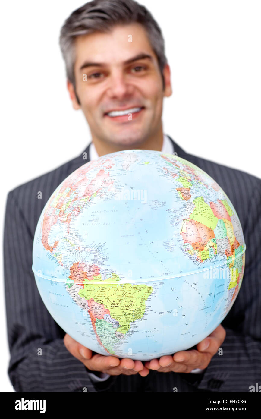 Imprenditore maturo tenendo un globo terrestre Foto Stock