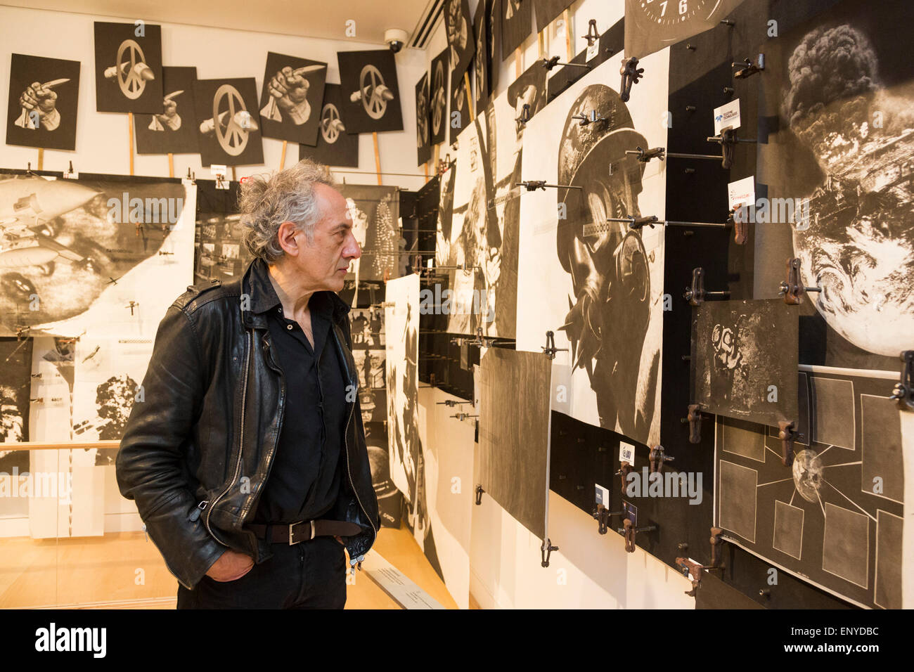 Londra, Regno Unito. 12 maggio 2015. Nella foto: artista Pietro Kennard (nato nel 1949). Premere Anteprima della mostra "Peter Kennard: Unofficial guerra Artista" presso l'Imperial War Museum di Londra, Regno Unito. La mostra si apre il 14 maggio 2015 e durerà fino al 30 maggio 2016. Questa mostra gratuita a IWM Londra sarà la prima grande retrospettiva di Kennard di lavoro inserimento di cinquant'anni di carriera con oltre 200 opere d'arte e gli elementi correlati, tra cui una nuova arte di installazione "Boardroom" creata appositamente per la mostra. Artista politico Pietro Kennard ha inpired artisti da Mark Wallinger a Banksy. Foto Stock