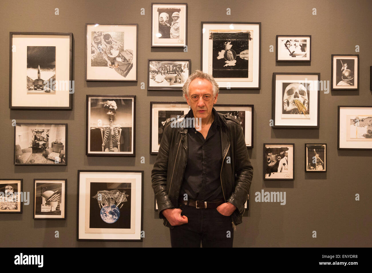 Londra, Regno Unito. 12 maggio 2015. Nella foto: artista Pietro Kennard (nato nel 1949). Premere Anteprima della mostra "Peter Kennard: Unofficial guerra Artista" presso l'Imperial War Museum di Londra, Regno Unito. La mostra si apre il 14 maggio 2015 e durerà fino al 30 maggio 2016. Questa mostra gratuita a IWM Londra sarà la prima grande retrospettiva di Kennard di lavoro inserimento di cinquant'anni di carriera con oltre 200 opere d'arte e gli elementi correlati, tra cui una nuova arte di installazione "Boardroom" creata appositamente per la mostra. Artista politico Pietro Kennard ha inpired artisti da Mark Wallinger a Banksy. Foto Stock