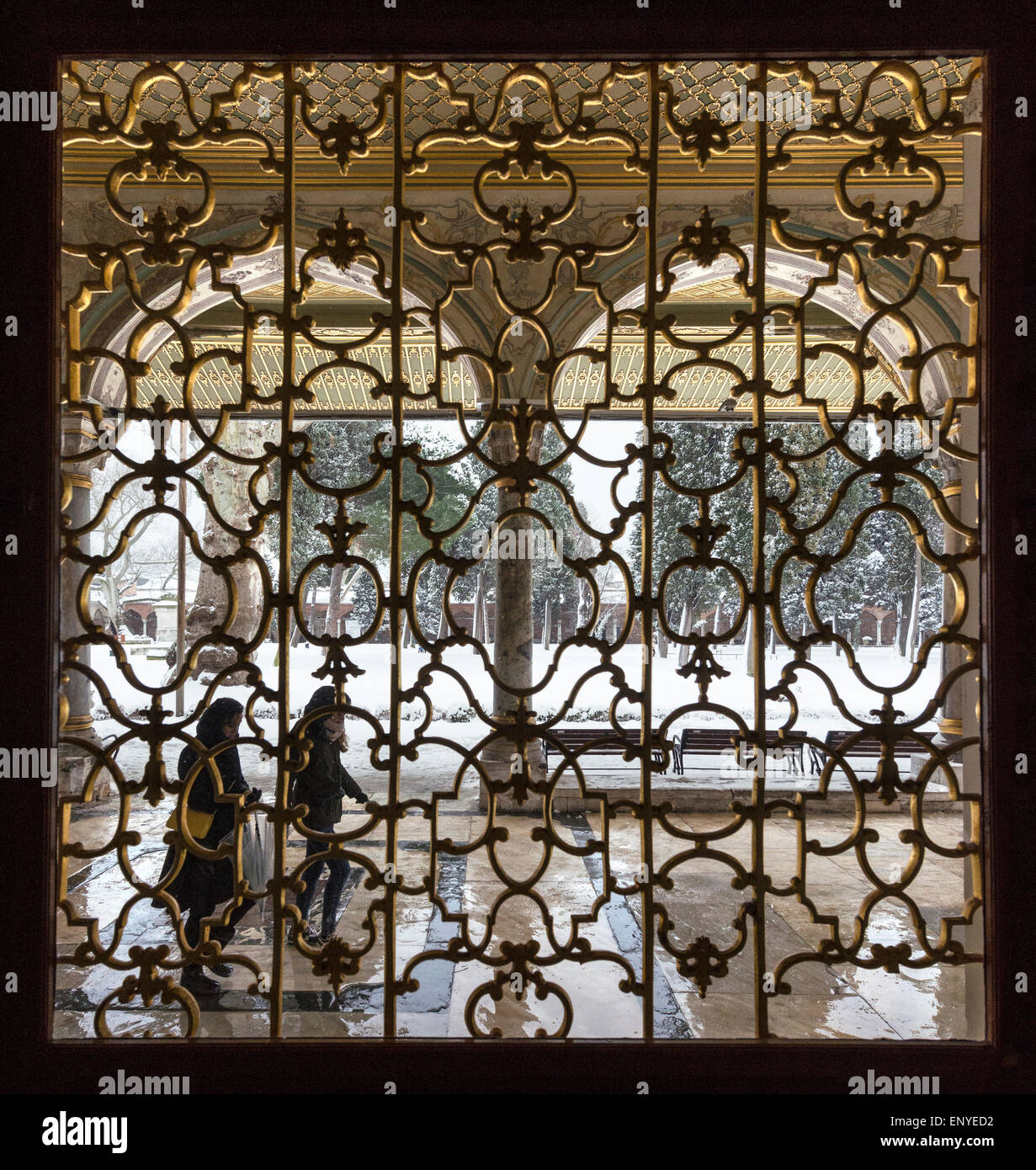 Esaminando il secondo cortile interno attraverso una finestra decorativo in Consiglio Imperiale Hall presso il Palazzo di Topkapi, Istanbul, Turchia. Foto Stock