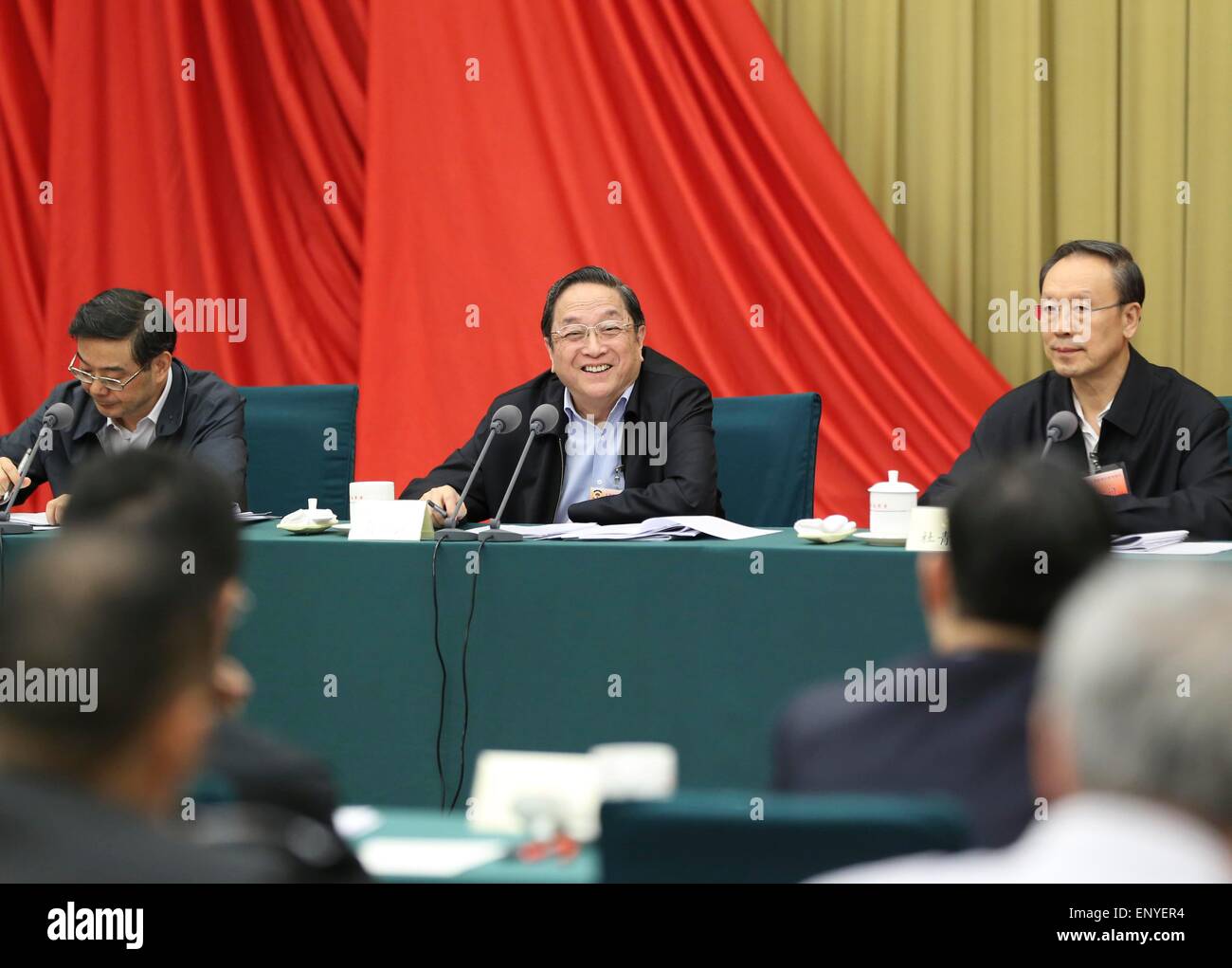 Pechino, Cina. Il 12 maggio 2015. Yu Zhengsheng (C), presidente del Comitato nazionale del la Conferenza consultiva politica del popolo cinese (Cpcpc), presiede un seminario di studio sulla riforma del sistema giudiziario del paese a Pechino Capitale della Cina, 12 maggio 2015. © Ding Lin/Xinhua/Alamy Live News Foto Stock