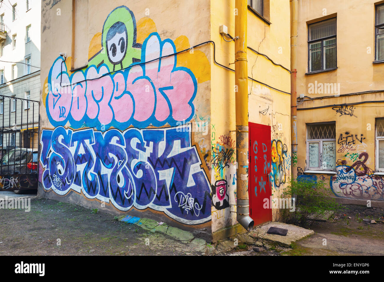 San Pietroburgo, Russia - 6 Maggio 2015: Urban cortile interiore con abstract graffiti sulle pareti danneggiate. Isola Vasilievsky, S Foto Stock