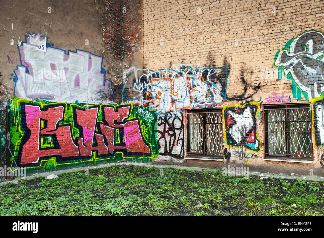 San Pietroburgo, Russia - 6 Maggio 2015: abbandonato urban cortile con colorati graffiti astratti modelli su vecchi mattoni danneggiati Foto Stock