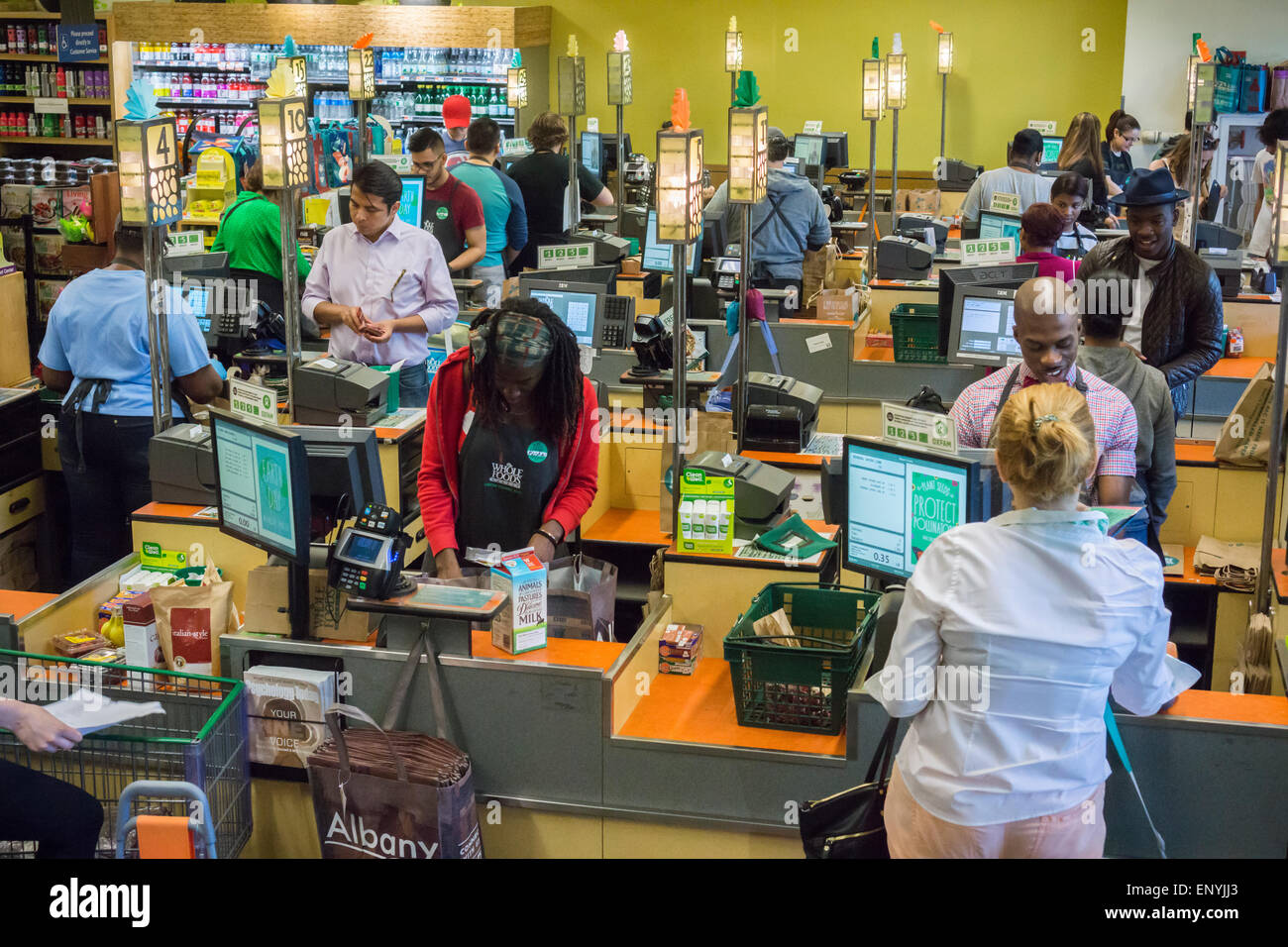 L'estremità anteriore del Whole Foods supermercato in Union Square a New York giovedì 7 maggio 2015. Whole Foods ha annunciato che sarà aperto a basso prezzo negozi accattivanti per millennial. La millenaria mercati, come ancora senza nome, sono pianificati per aprire nel 2016. (© Richard B. Levine) Foto Stock