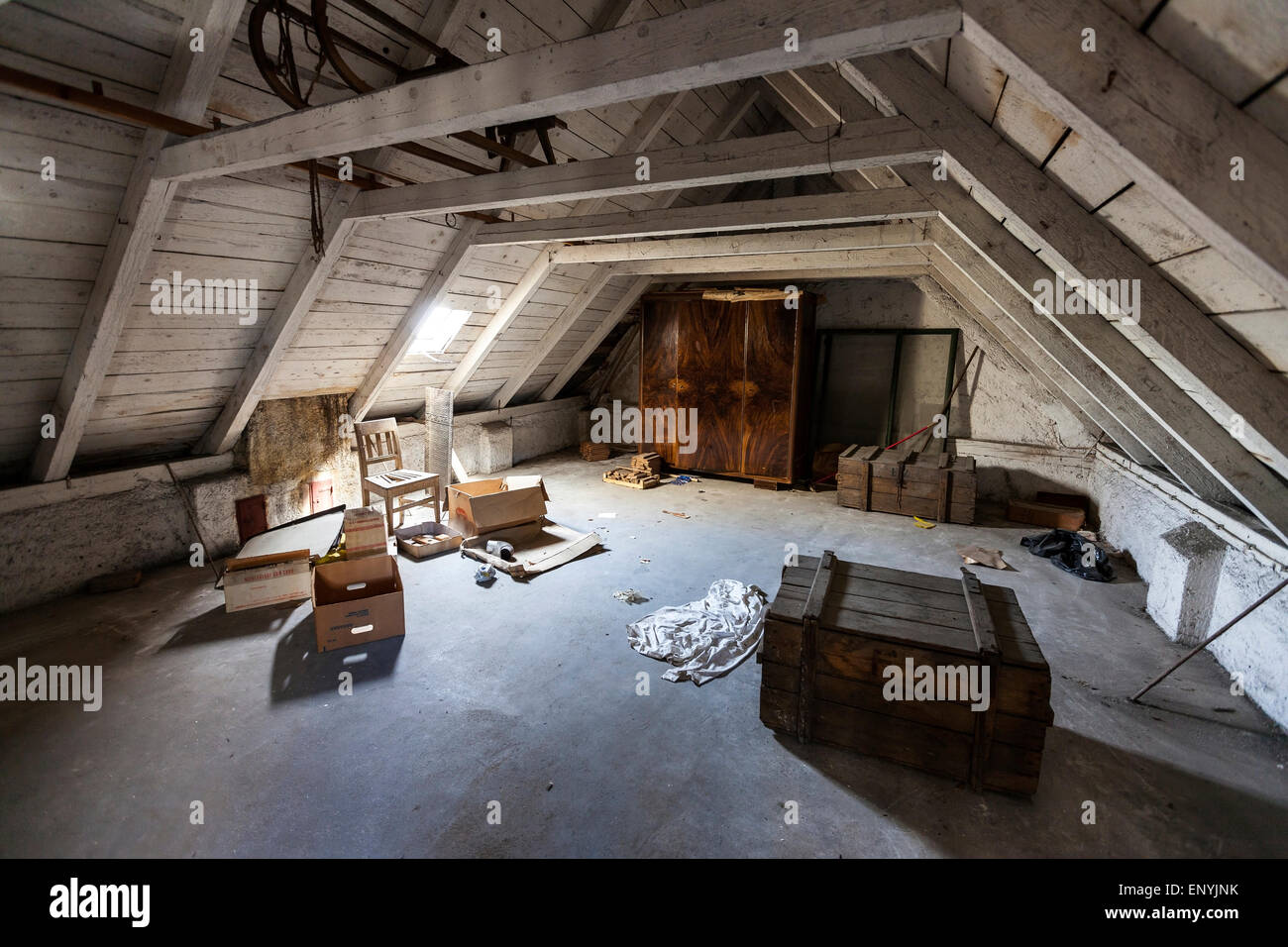 Vecchio attico con i segreti nascosti di una casa abbandonata Foto Stock