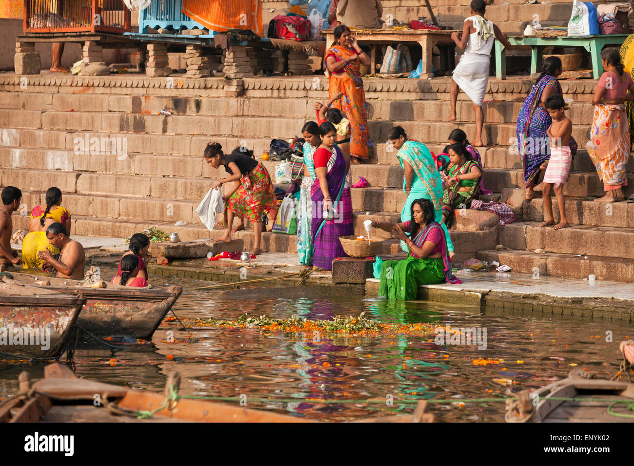 Per i fanatici indù la balneazione nel fiume Gange, Varanasi, Uttar Pradesh, India, Asia Foto Stock