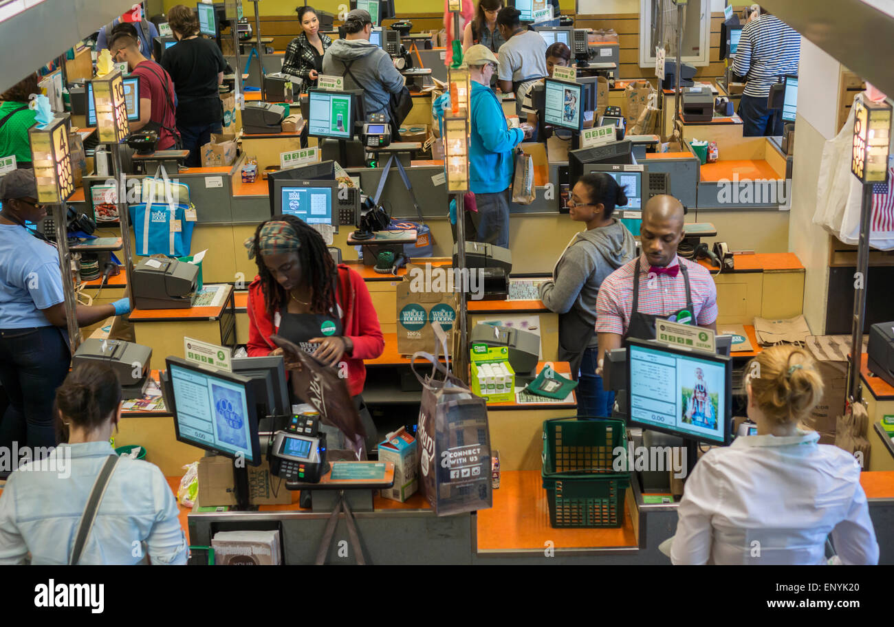L'estremità anteriore del Whole Foods supermercato in Union Square a New York giovedì 7 maggio 2015. Whole Foods ha annunciato che sarà aperto a basso prezzo negozi accattivanti per millennial. La millenaria mercati, come ancora senza nome, sono pianificati per aprire nel 2016. (© Richard B. Levine) Foto Stock
