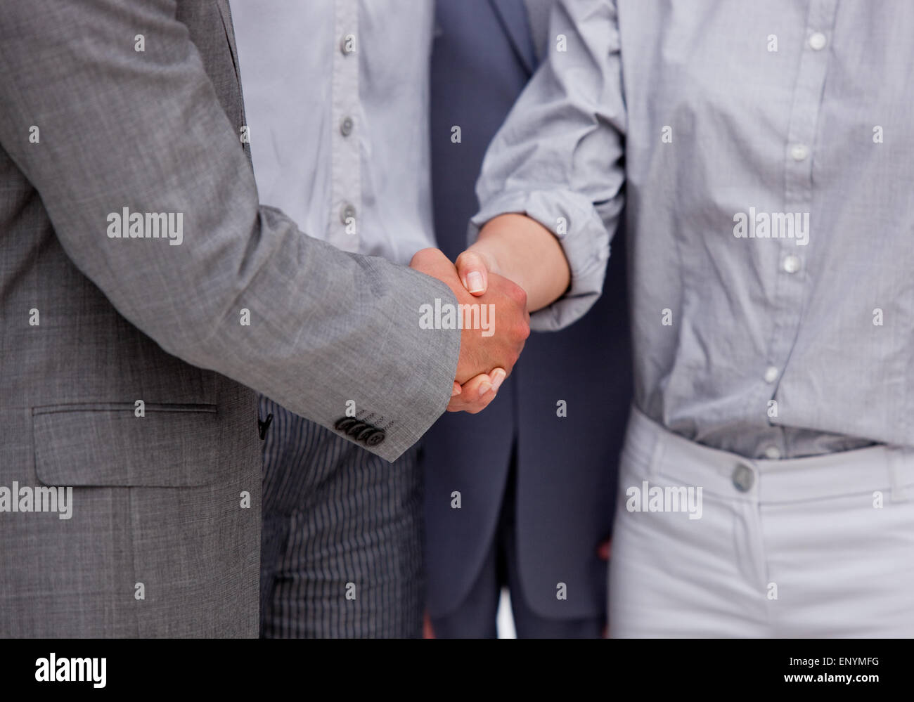 Close-up di una vittoriosa businessteam la chiusura di una trattativa Foto Stock