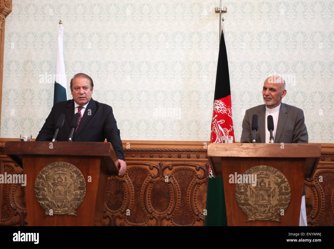 A Kabul, Afghanistan. Il 12 maggio 2015. Primo Ministro pakistano Sharif (L) parla durante una conferenza stampa congiunta con il Presidente afghano Ashraf Ghani a Kabul, in Afghanistan, il 12 maggio 2015. Primo Ministro pakistano Nawaz Sharif ha detto martedì che una pacifica Afghanistan dovrebbe beneficiare del Pakistan e Islamabad sostiene la Afghan-led afghani e di proprietà del processo di pace. Credito: Ahmad Massoud/Xinhua/Alamy Live News Foto Stock