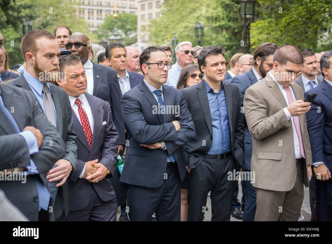 Le parti interessate a una conferenza stampa di presentazione di spostare i sistemi nuovi eco-friendly carrelli di cibo in Lower Manhattan a New York lunedì 11 maggio, 2015. Il MRV100 allo stato dell'arte di carri di ridurre le emissioni di gas a effetto serra e sono meglio progettato per alimentare sanitario prep.Sono venuti anche con primi dati fornito di ipad e un revenue management program. I primi 500 fornitori che passare a questi carrelli riceverà uno a nessun costo. I carrelli l'uso di energia solare, combustibile alternativo e un plug-in tecnologia ibrida per ridurre le emissioni e dispone di un ristorante di cucina di qualità. (© Richard B. Levine) Foto Stock