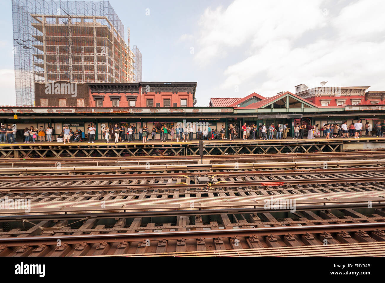 I passeggeri si affollano la piattaforma della metropolitana di Marcy Avenue stazione, il 'J' e 'M', linee di Williamsburg a Brooklyn in attesa di un treno per arrivare di domenica, 10 maggio 2015. Con la continua interruzione dovuta al mantenimento della 'L' linea Williamsburgers e visitatori di guardare alle altre vie di fuga o immettere il quartiere. (© Richard B. Levine) Foto Stock