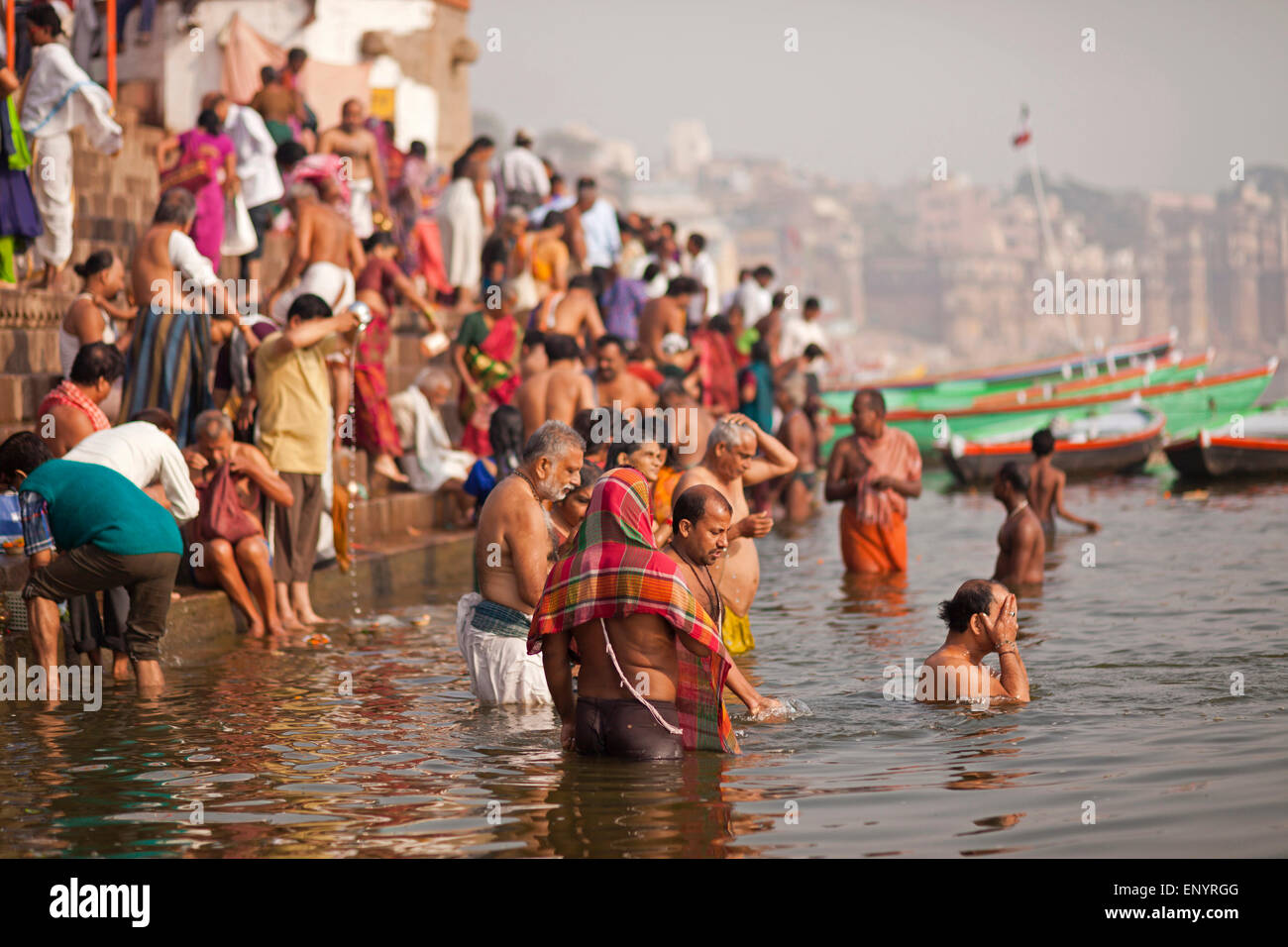 Per i fanatici indù la balneazione nel fiume Gange, Varanasi, Uttar Pradesh, India, Asia Foto Stock