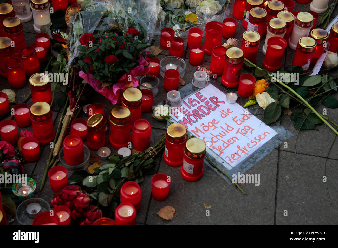 Impressionen - Trauer fuer den ermordeten Jonny K., der am Wochenende von einer Gruppe von Maennern - offenbar grundlos - totgeschlagen worden guerra, Rathauspassagen, Alexanderplatz, 17. Oktober 2012, Berlino. Foto Stock