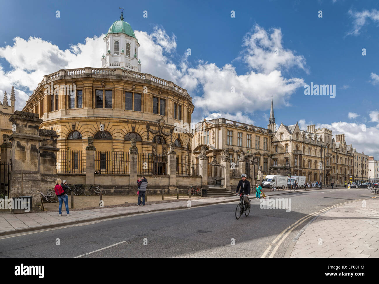 Vista da Broad Street sulla Sheldonian Theatre, disegnato da Christopher Wren, a Oxford, Inghilterra, Oxfordshire, Regno Unito. Foto Stock