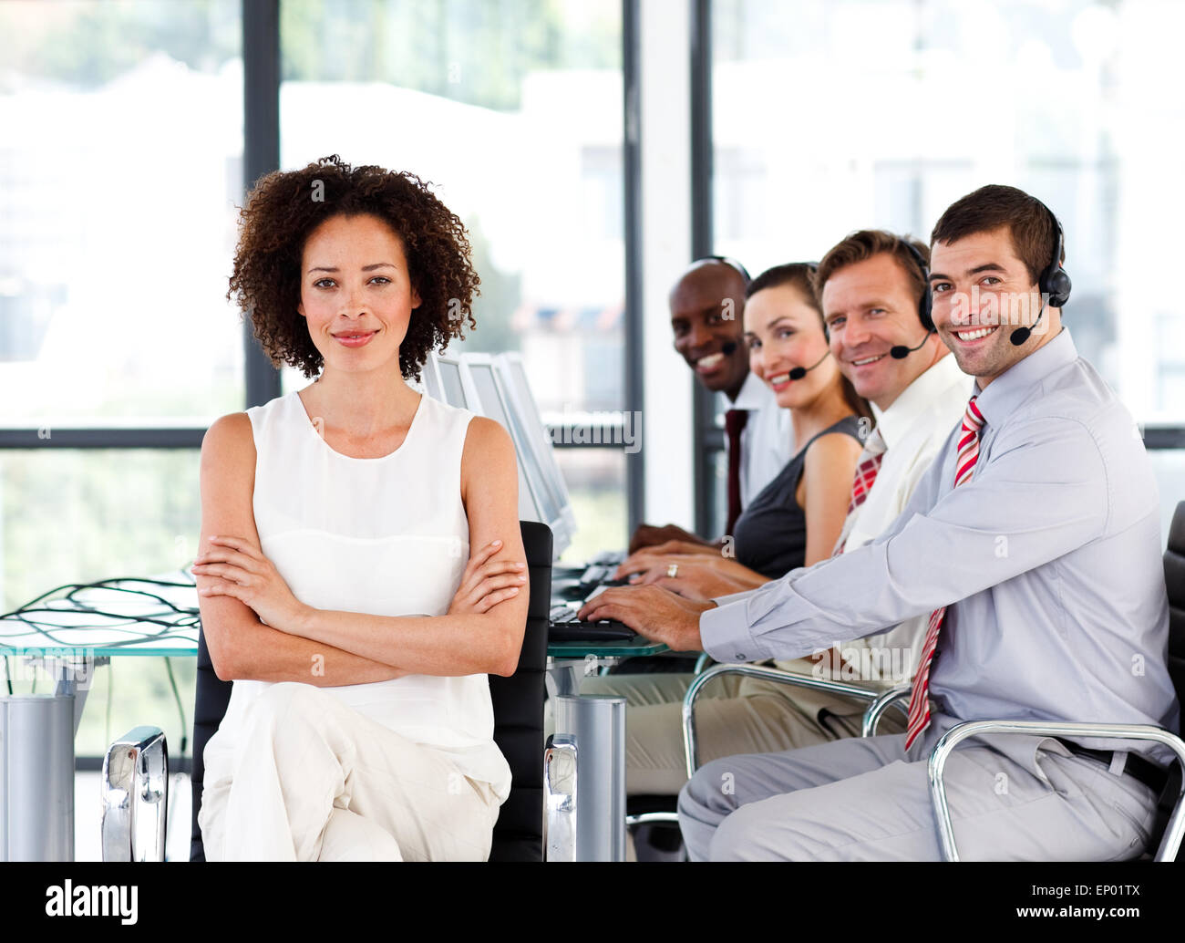 Multi-etnico team business in un call center Foto Stock