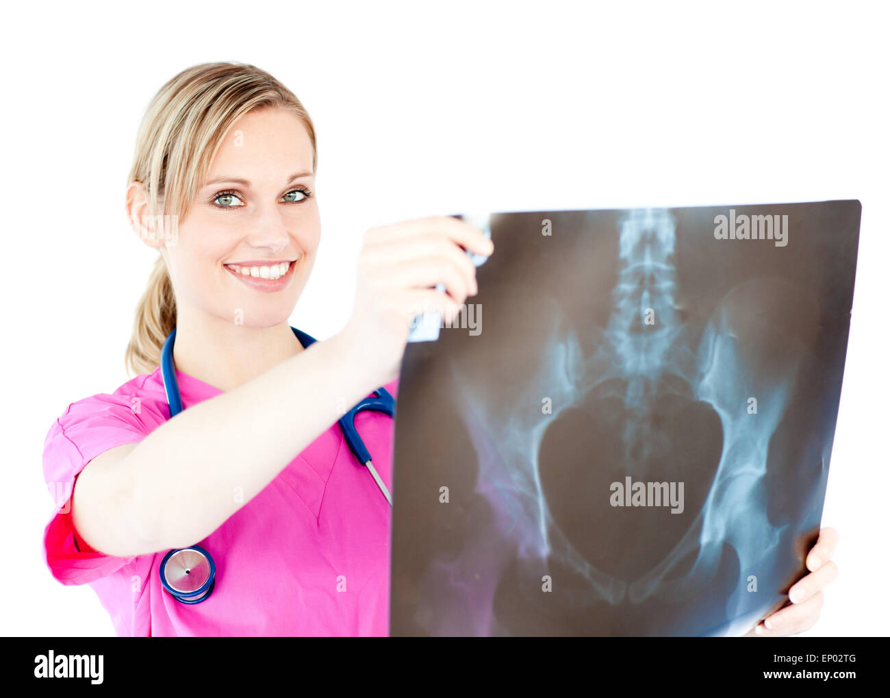 Giovane brillante chirurgo tenendo un x-ray contro uno sfondo bianco Foto Stock