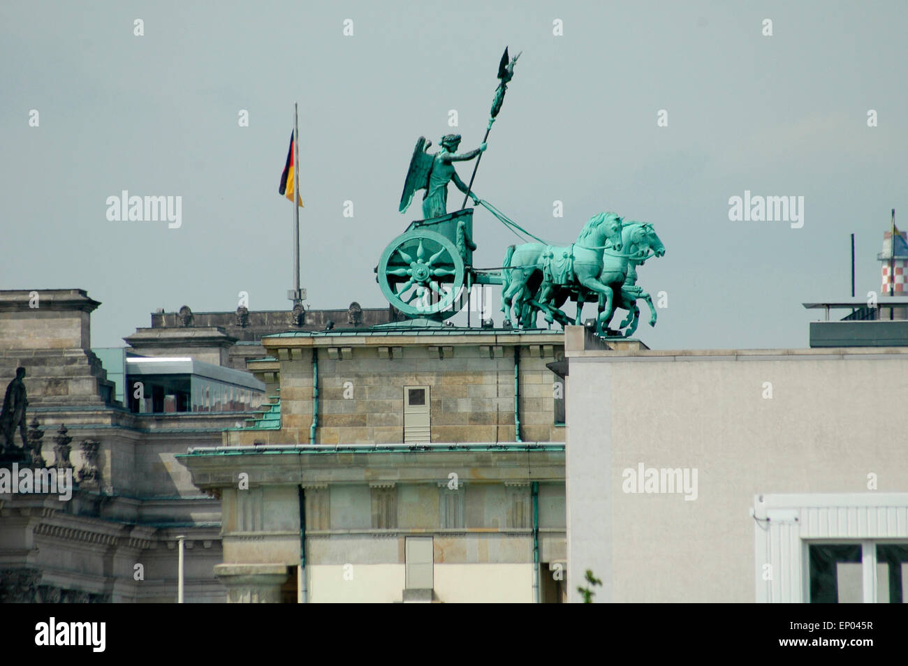 Die Quadriga auf dem Brandenburger Tor/ la Quadriga sulla Porta di Brandeburgo a Berlino. Foto Stock